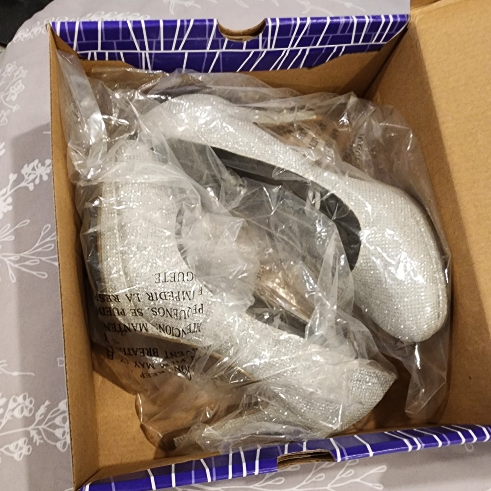 Beautiful Worthington silver sparkly heel